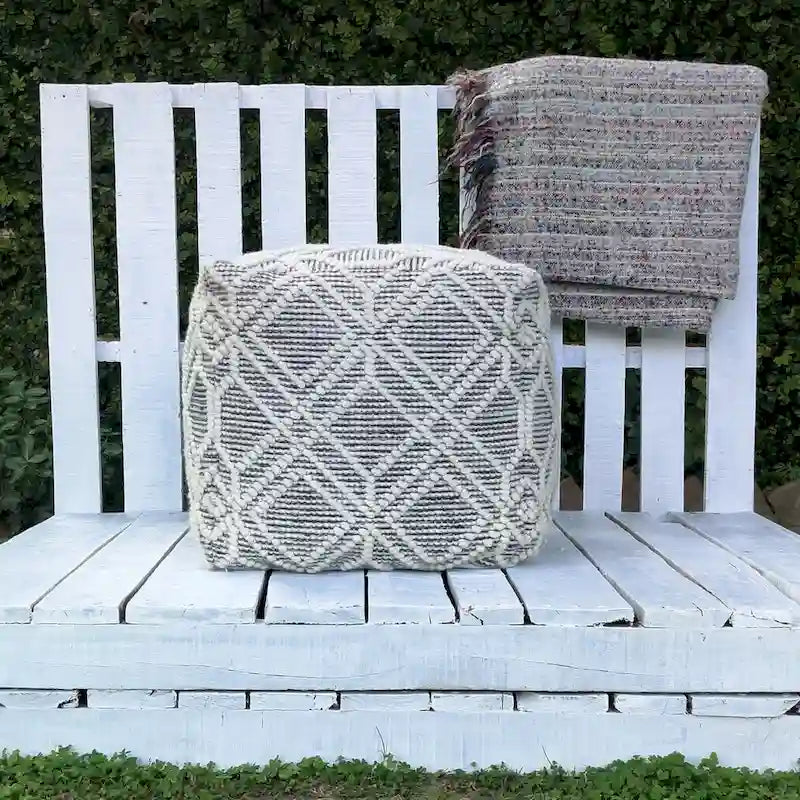 Pouf repose-pieds tissé Ivoire et Charbon, une place, 40,64 cm x 40,64 cm x 40,64 cm